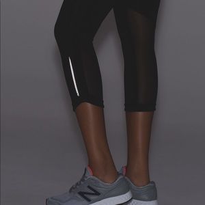 Lululemon size 6 Hit It 21 in crop leggings